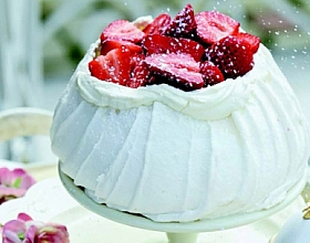 Десерт с ягодами и сливками