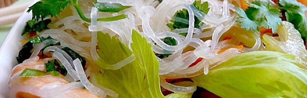 Азиатский салат из стеклянной вермишели с креветками