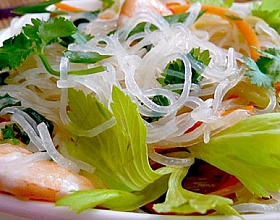 Азиатский салат из стеклянной вермишели с креветками