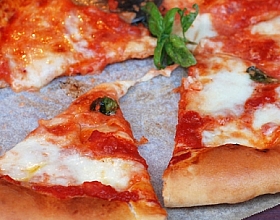 Неаполитанская пицца «Маргарита»
