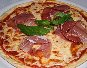 Пицца «Капри» с ветчиной и баклажанами