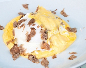 Яйца пашот в картофельно-сырном пюре