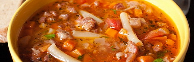 Мясной суп с макаронами и базиликом