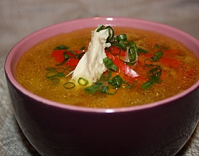 Куриный суп со сладким перцем и миндалем