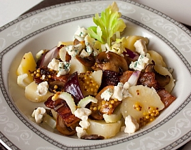 Теплый салат из картофеля, грибов и голубого сыра