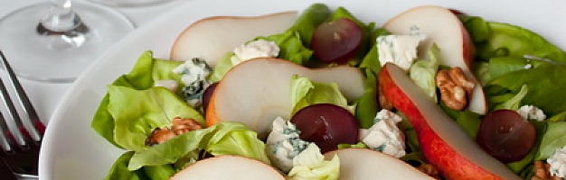 Салат с грушами и голубым сыром