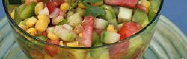 Мексиканский салат из огурцов, помидоров и кукурузы