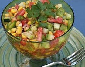 Мексиканский салат из огурцов, помидоров и кукурузы