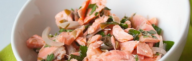 Салат из лосося с петрушкой и каперсами