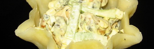 Салат из мидий в сырной корзиночке