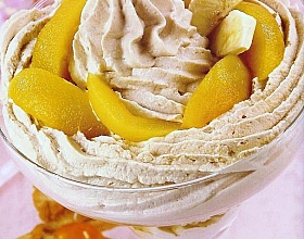 Десерт творожный с персиками