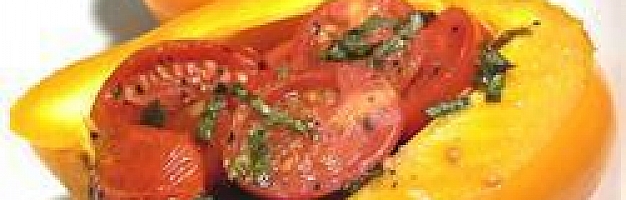 Перец фаршированный помидорами черри, чесноком и базиликом