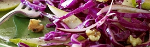 Салат из краснокочанной капусты с овощами и орехами