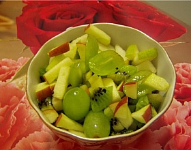 Салат фруктовый с сельдереем