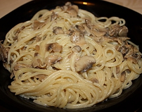 Спагетти со сливочно-грибным соусом